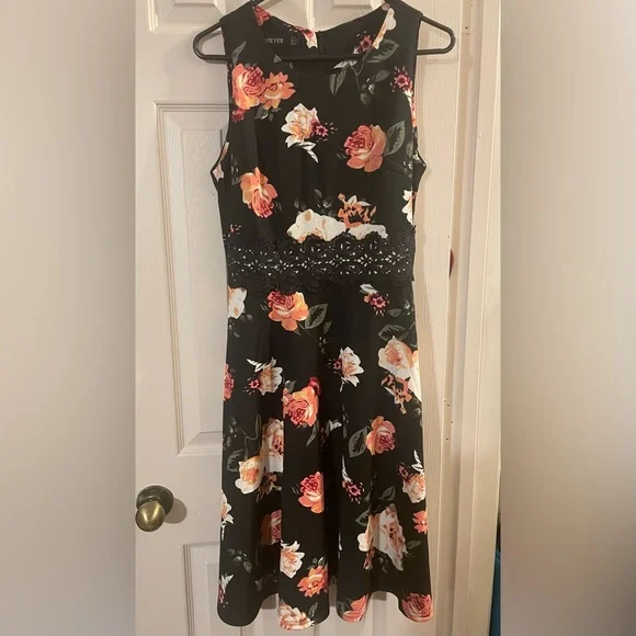 HOMEYEE Women's Floral A-Line Fit & Flare Embroidery Casual Dress - Picture 2 of 4